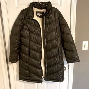 New York coffee shop puffer coat with full length zipper.